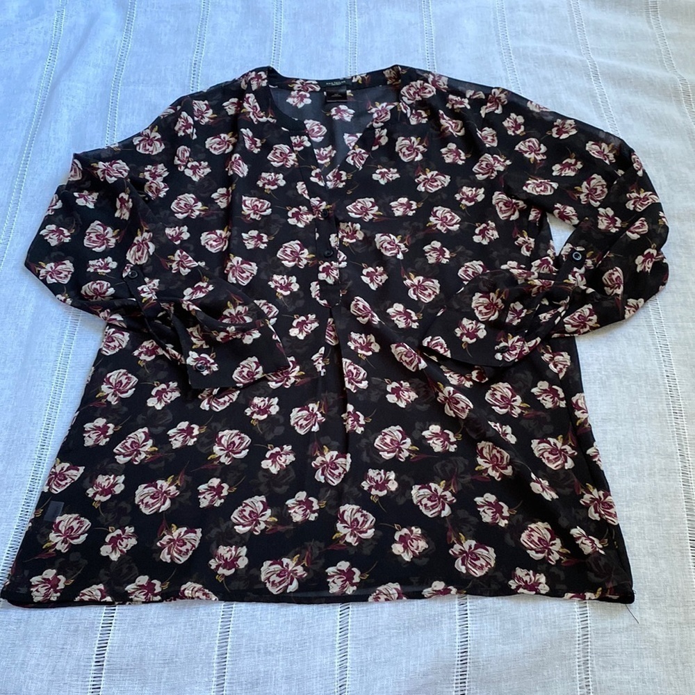 Ann Taylor Factory floral blouse with button and pleated front. - Picture 12 of 15